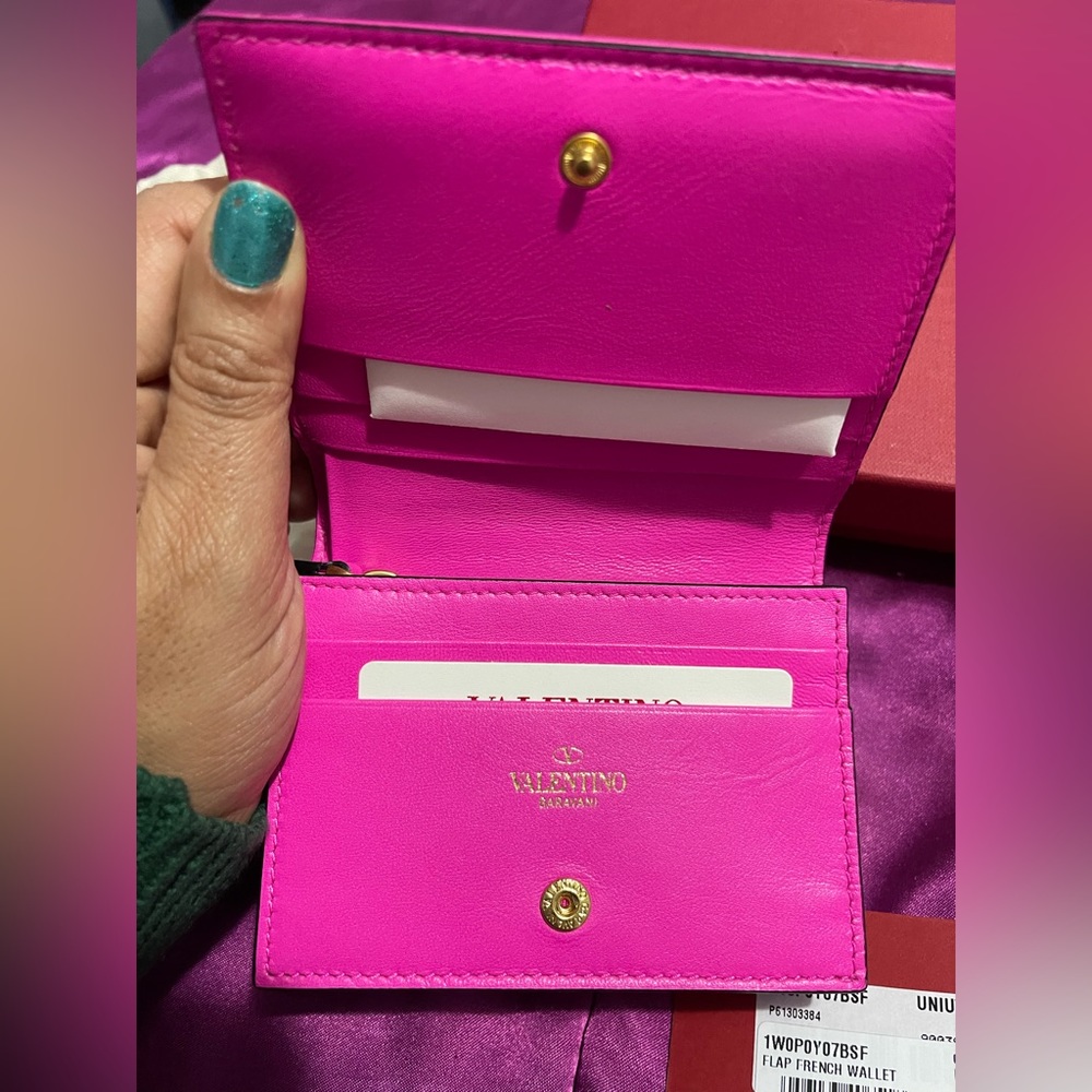 Valentino Fuscia Roman stud Wallet, limited edition. - Picture 4 of 13